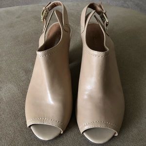 New Clarks Soft Cream Leather! SZ 5 PeepToe Heels
